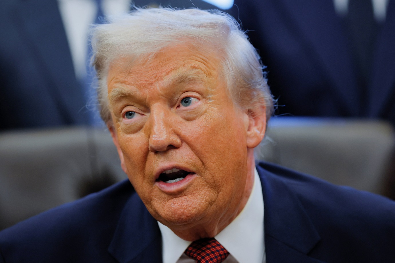 Cortes de Juros: O Desafio Crucial para o Novo Chefão do Fed! 1 2025 12 03T212403Z 261831165 RC299IAZS6PY RTRMADP 3 USA TRUMP