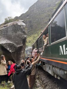 Tragédia nos trilhos: colisão de trens perto de Machu Picchu deixa um morto e dezenas feridos!