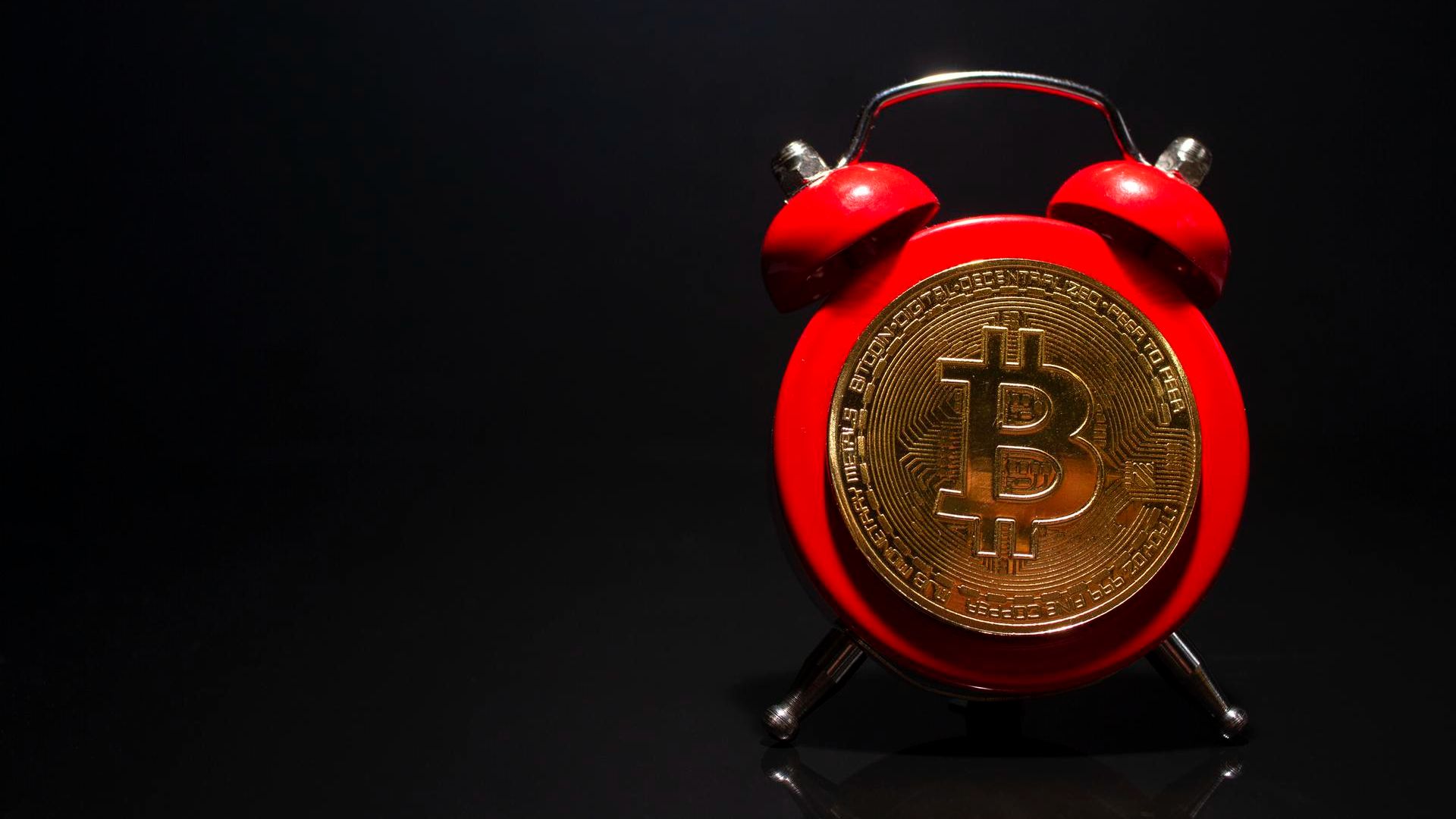 ABToken: Corretoras de Cripto no Brasil Podem Respirar – Não Vão Fechar! 2 Bitcoin em frente a relogio