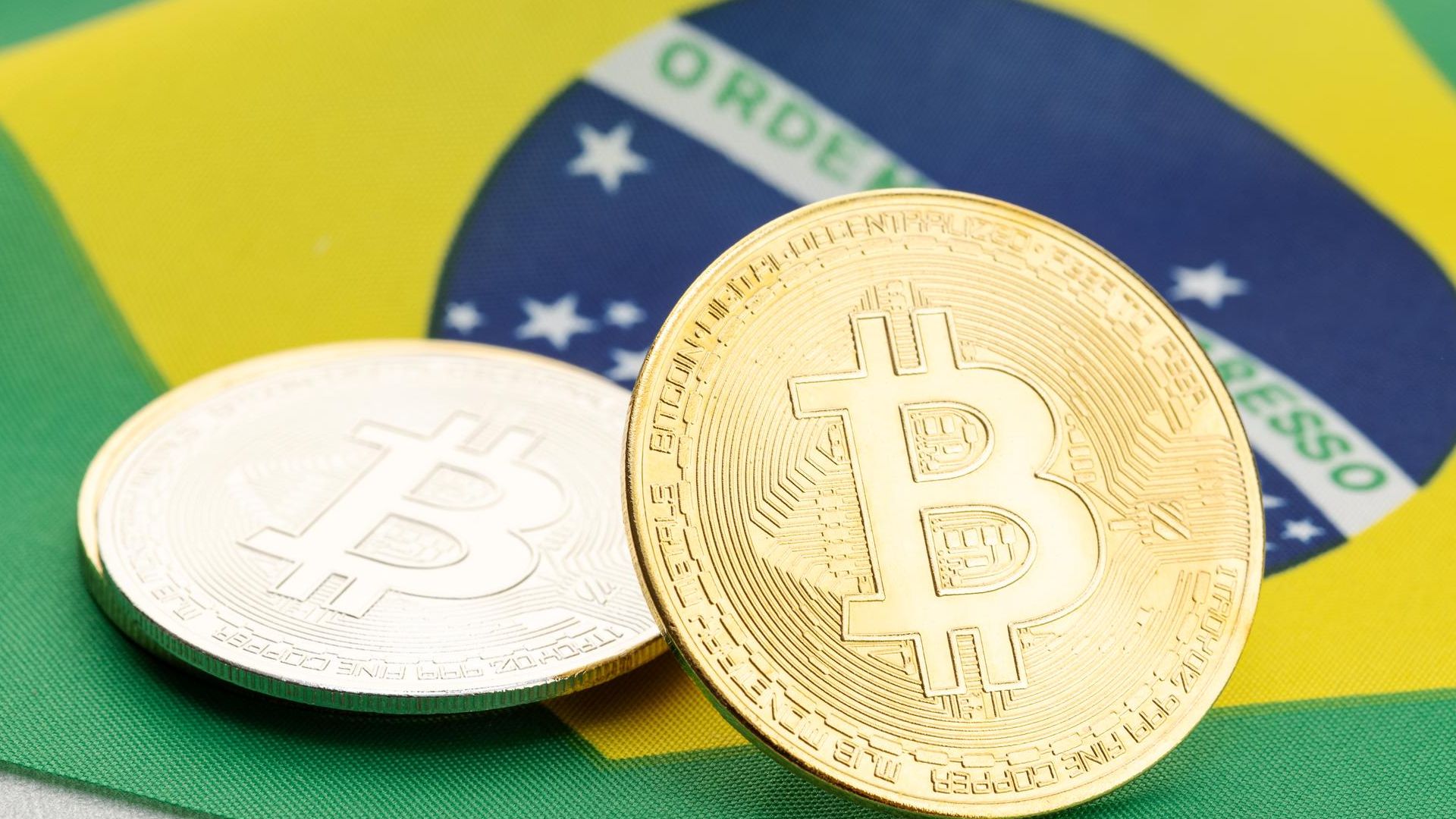 Bitcoin sobre bandeira do Brasil