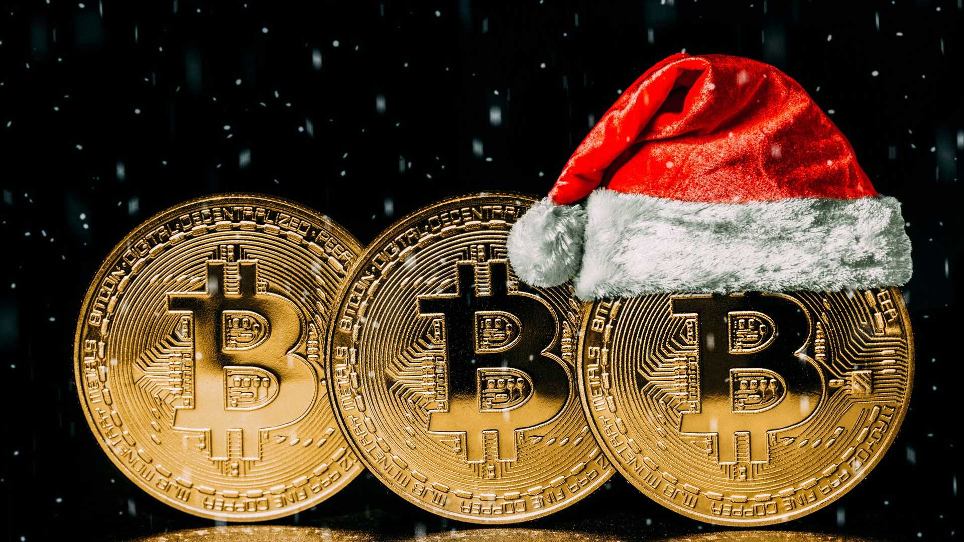 Bitcoin em 2024: Natal Surpreendente com Preço Superior a 2025! Veja a Evolução Desde 2020! 2 Bitcoins um ao lado do outro um com gorro de papai noel