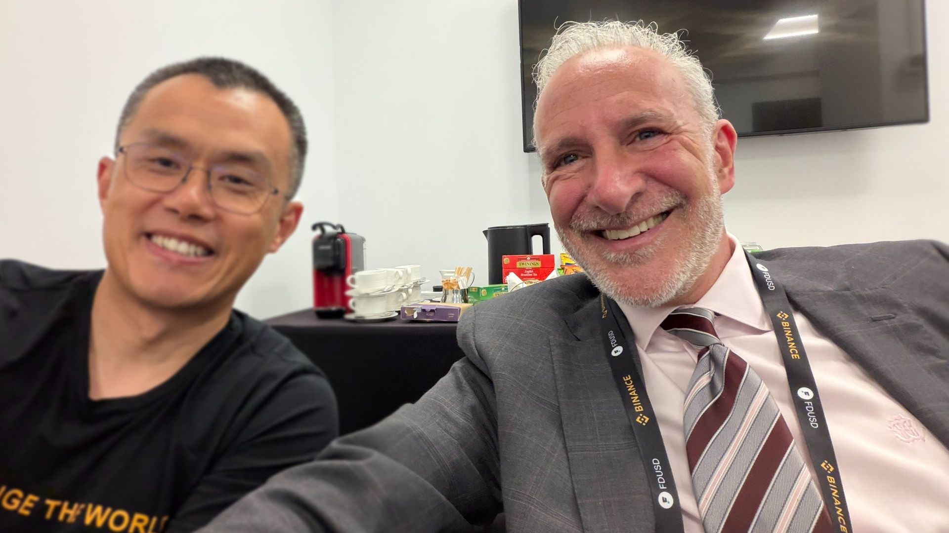 Bitcoin: A Ilusão de Lucro, Segundo Peter Schiff! 2 CZ com Peter Schiff em evento