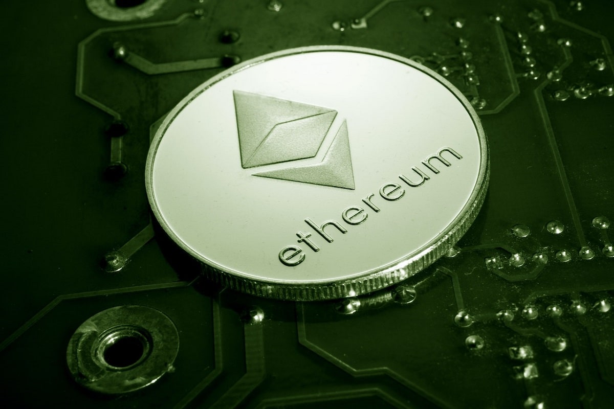 Criptomoeda simbolica de Ethereum sobre circuito eletronico