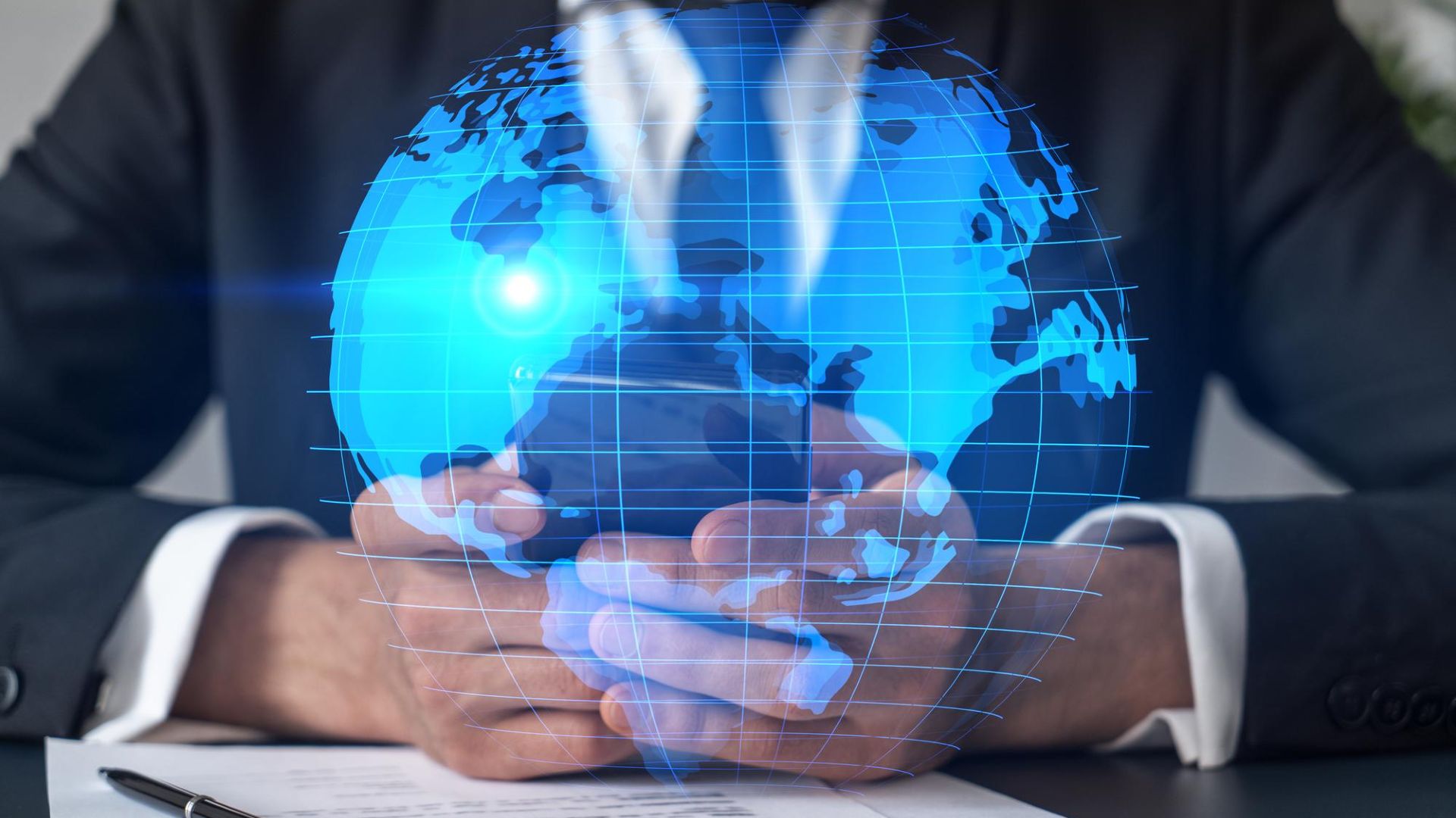 Binance Faz História: Primeira Exchange de Cripto com Licença Global na ADGM! 1 Executivo com celular em mapa