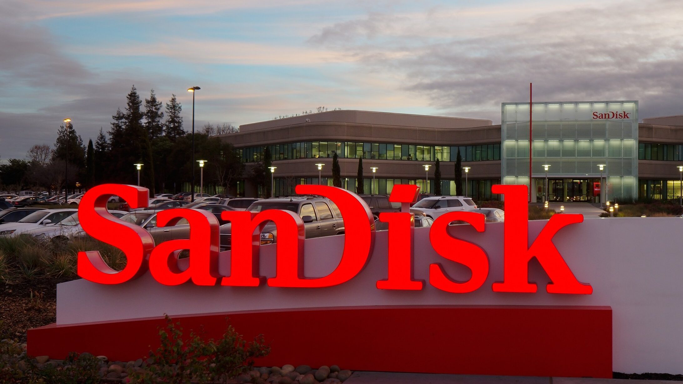 A explosão e o naufrágio das ações nos EUA em 2025: descubra o ranking! 2 Former SanDisk Headquarters Milpitas e1766084385916