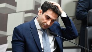 Selic Estável em 15%! Copom Desaponta Mercados sem Cortes nos Juros!