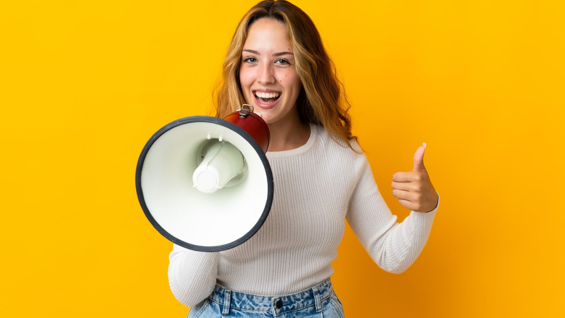 Revolução no Mercado: Vencedores do Prêmio Reclame Aqui 2025 em Criptomoedas e Exchanges São Revelados! 1 Mulher acenando feliz com aparelho