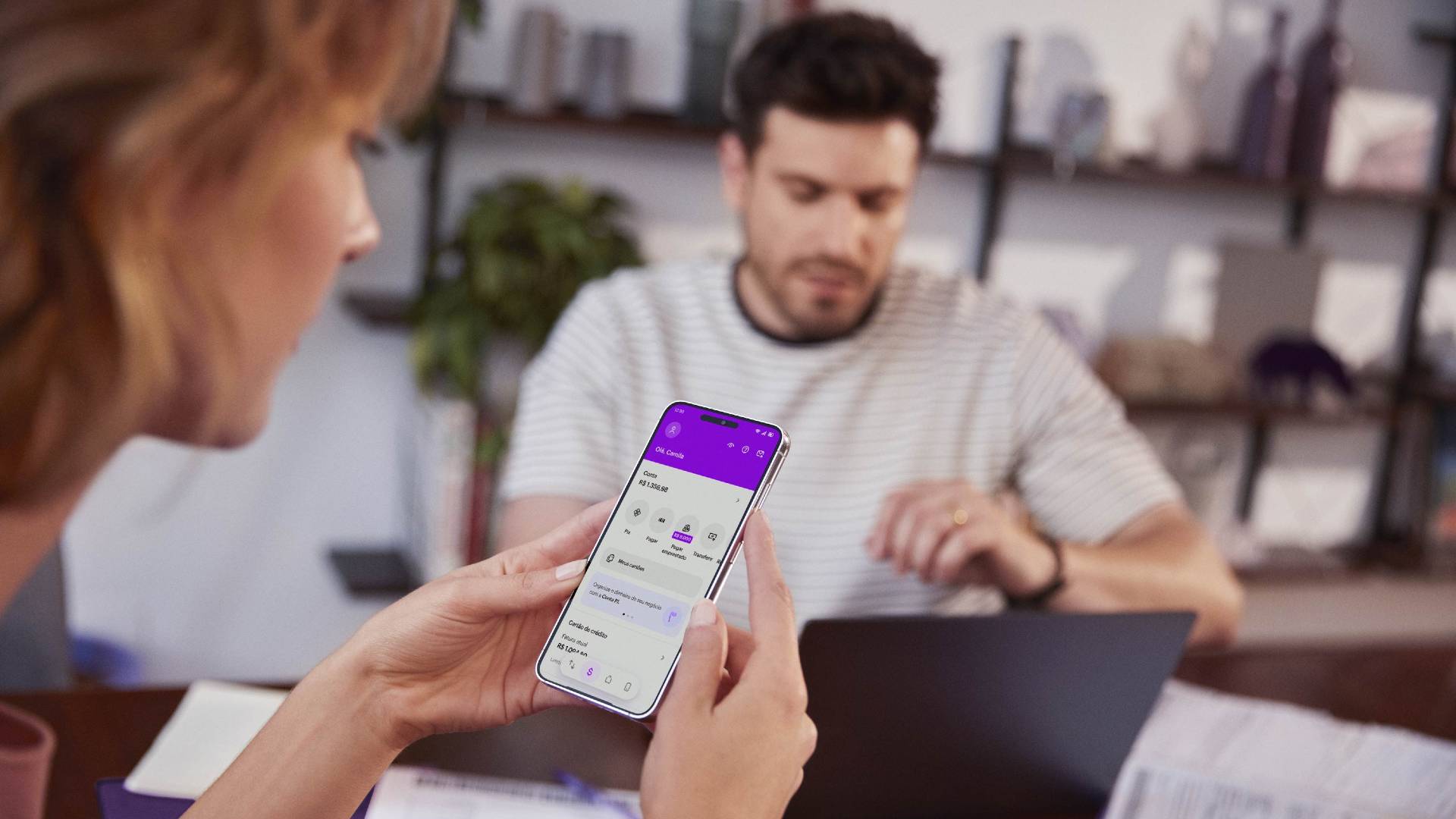 Revolução no Mercado: Nu Asset Lança o Impactante ETF NLFA11 que Replica Índice da ANBIMA! 2 Mulher olhando para sua conta no Nubank em aplicativo