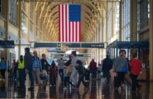 EUA Enfrentam Crise Migratória Um Ano Após a Batalha de Trump!