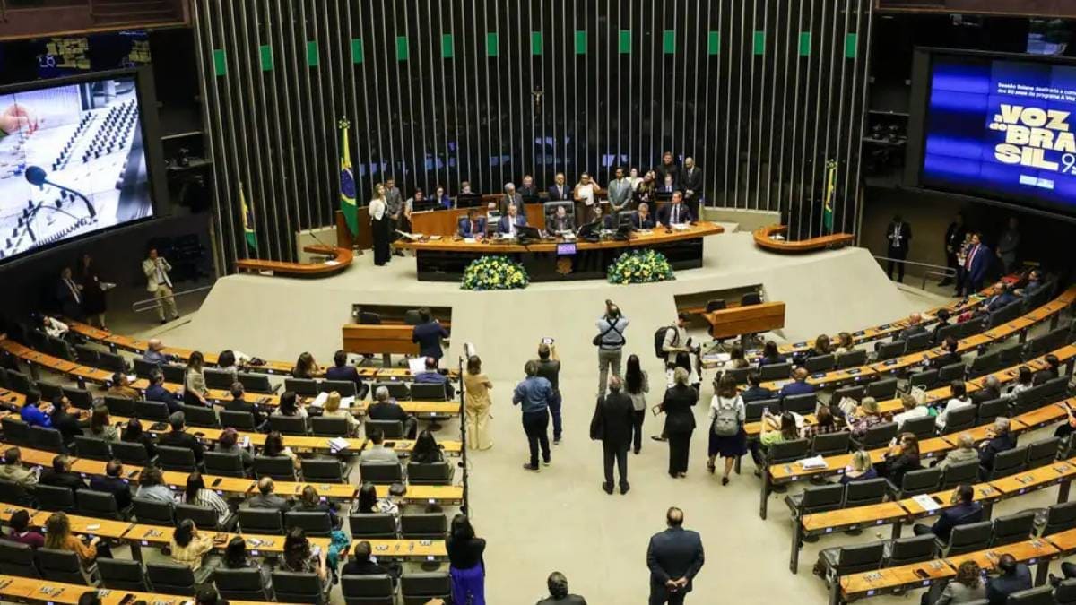 Congresso Choca: R$ 1,82 Trilhão Apenas para Juros e R$ 61 Bilhões em Emendas no Orçamento de 2026! 2 carolina gama esse 3 compressed 1 1