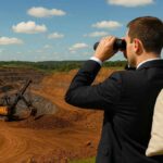 imagem gerada por IA de um investidor olhando uma mina de minerio de ferro