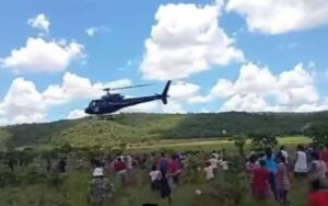 Helicóptero despeja carne em ação de Natal e provoca revolta em Goiás!