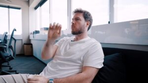 Thiago Nigro enfrenta desespero ao buscar carteira de criptomoedas esquecida com a esposa: ‘Uma fortuna em jogo!’