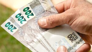 sd salario minimo renda extra dinheiro robo de investimento e1764960544475