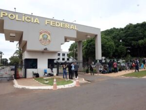 Saúde de Jair Bolsonaro em Risco: Carlos Revela Chamado de Médicos à Prisão!