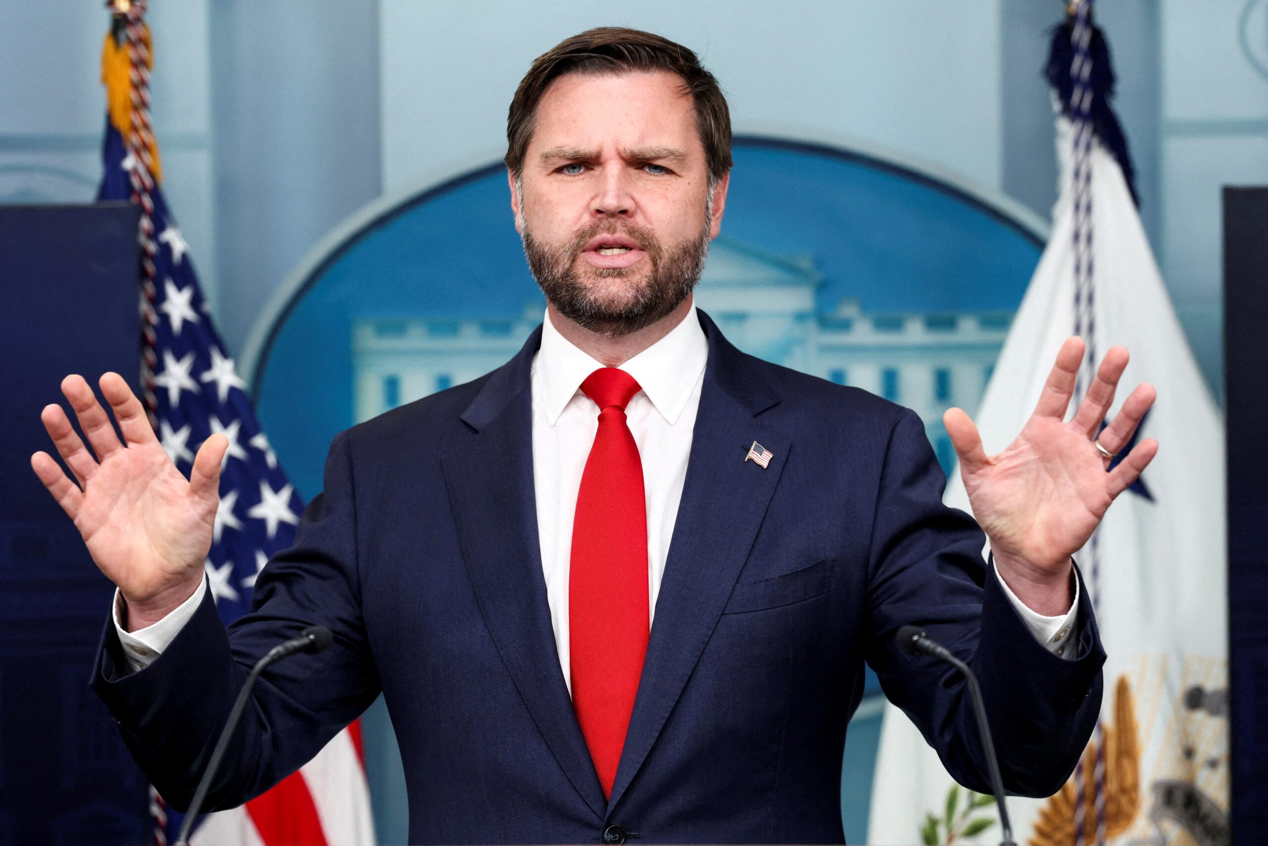 Vice-presidente dos EUA alerta: "Louco tentou invadir meu lar!" 1 2025 10 01T175444Z 1369008515 RC253HAE598S RTRMADP 3 USA TRUMP scaled