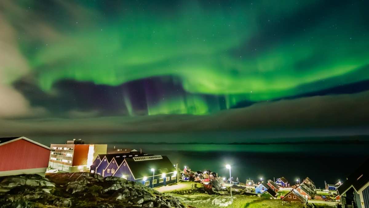 Aurora boreal em Nuuk na Groenlandia iStock 1