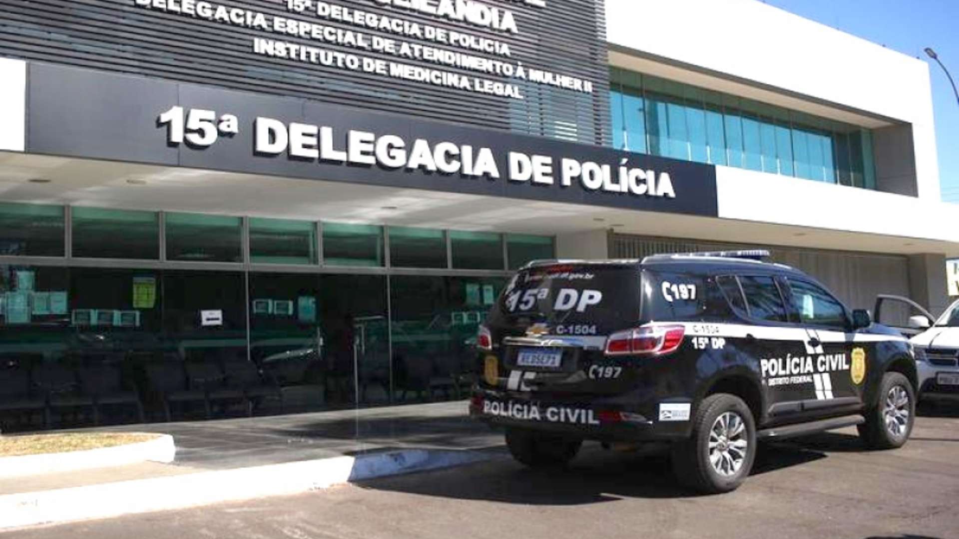 Delegacia de Policia Civil do Distrito Federal e viatura na porta