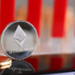 Ethereum com listras vermelhas ao fundo