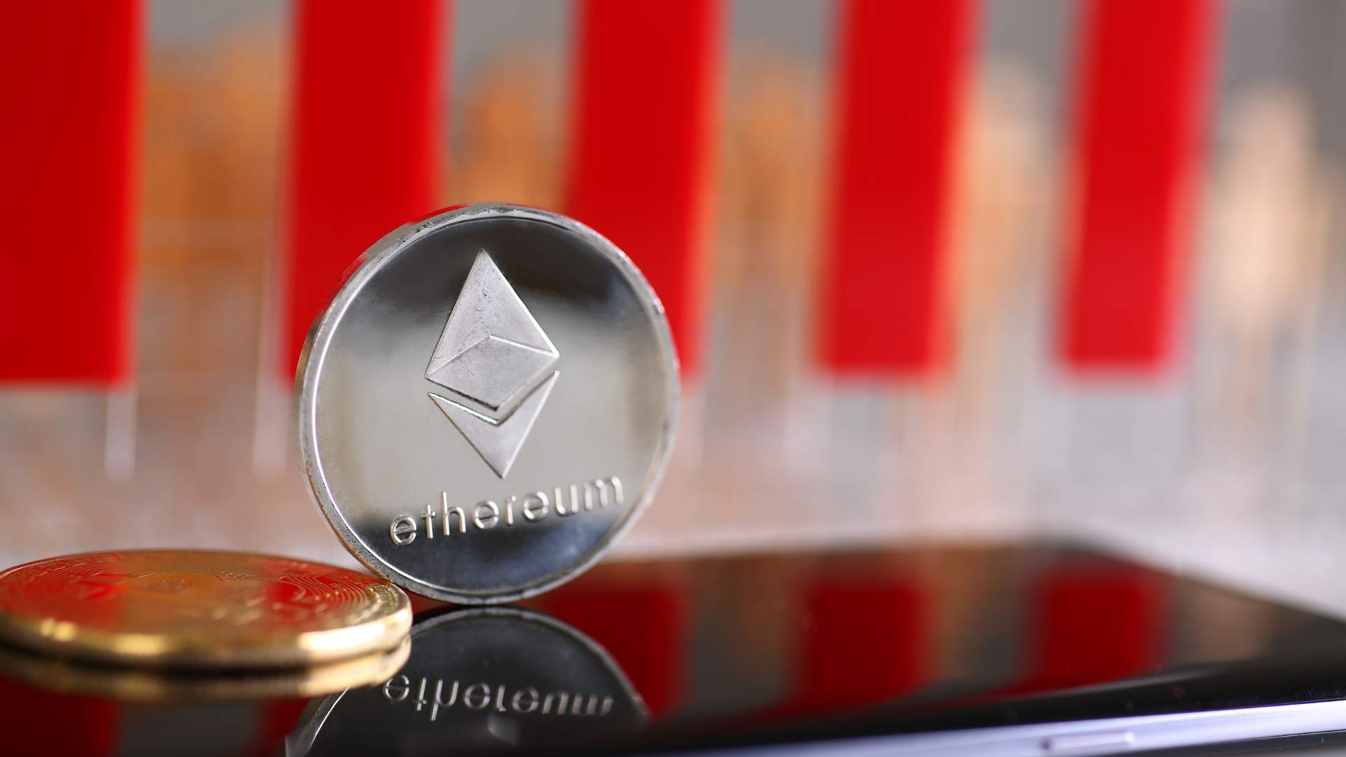 Ethereum com listras vermelhas ao fundo