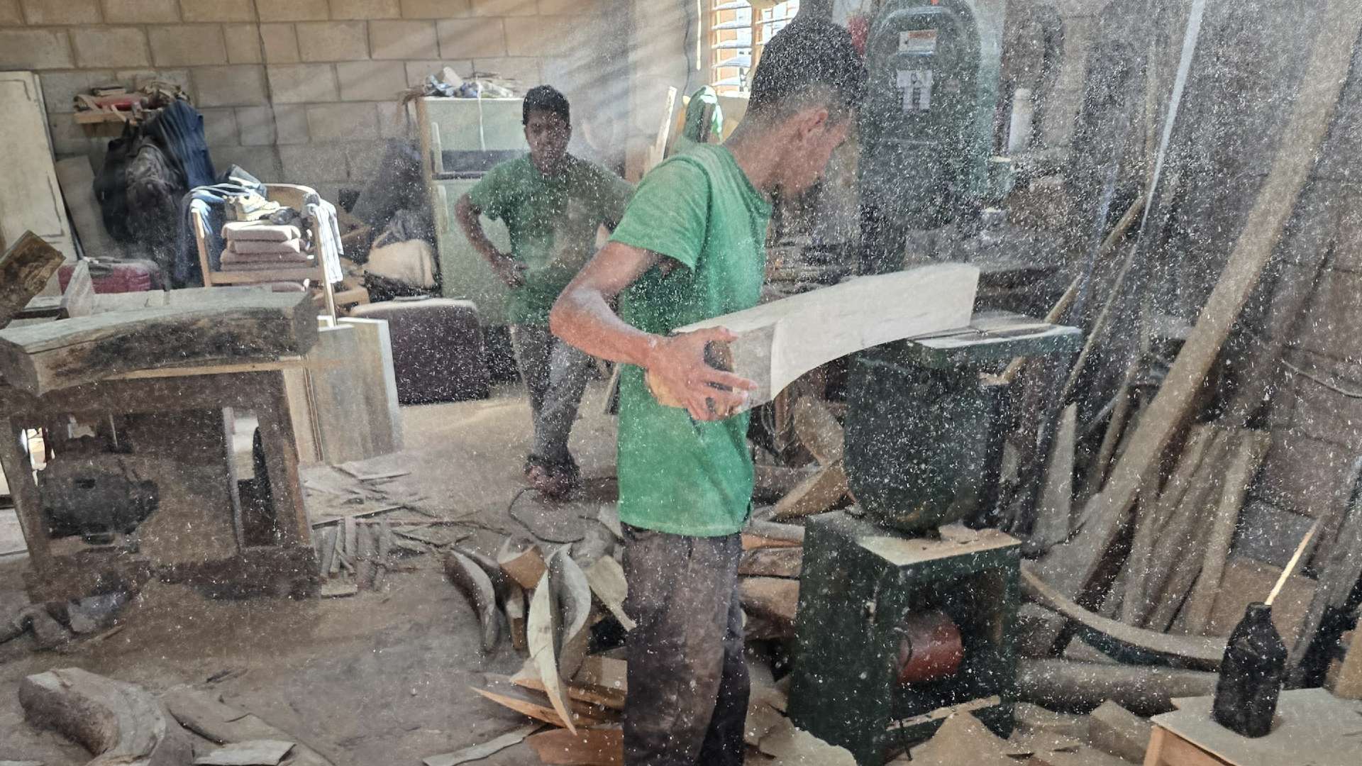 Foto de marceneiros trabalhando divulgada pelo Escritorio Bitcoin de El Salvador