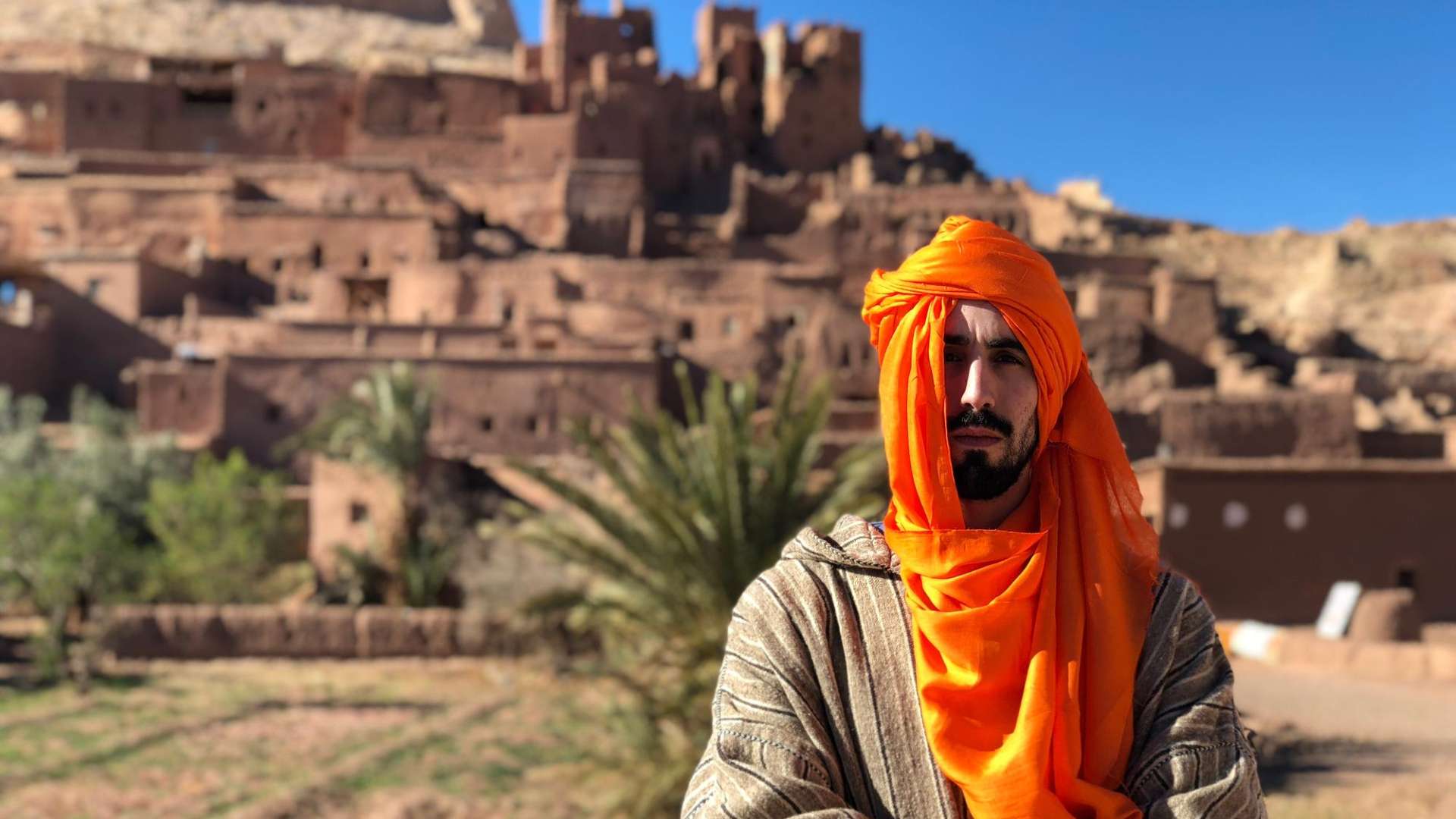 Homem com tunica no deserto