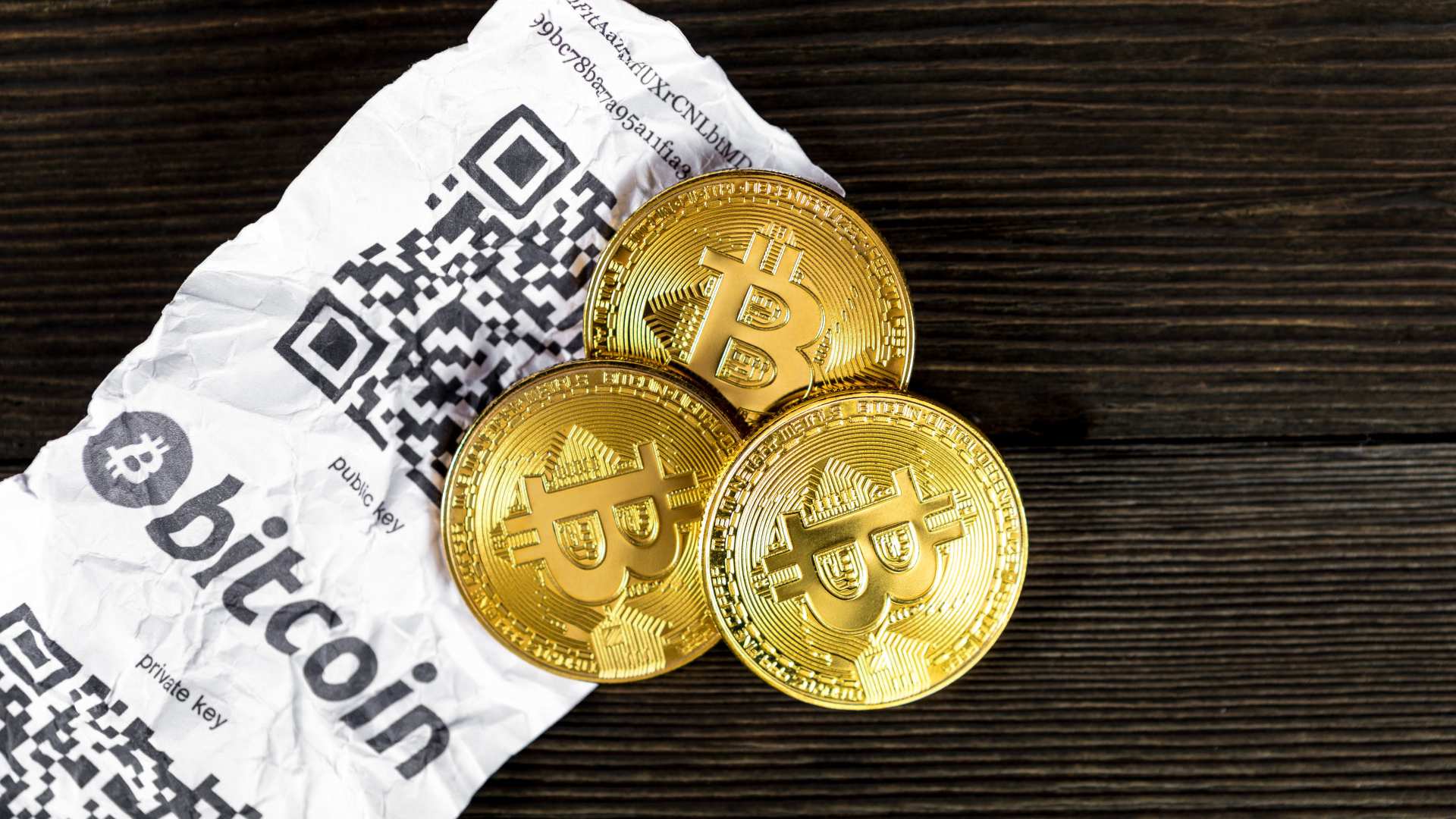 Mudança Radical: Corretora de Bitcoin no Brasil Troca de Nome e Alerta Clientes! 2 Moedas de bitcoin proximo de papel de nota fiscal com nome da moeda digital