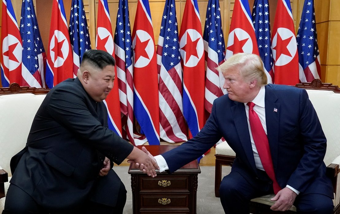 Coreia do Norte Ferve: EUA Cometem "Atrocidade" Contra a Soberania! 1 O presidente dos EUA Donald Trump aperta a mao do lider norte coreano Kim Jong Un em zona desmilitar