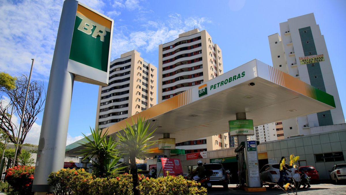 Gasolina em alta? Petrobras (PETR4) se junta à ação governamental para conter a crise nos combustíveis! 2 Petrobras PETR4. Foto iStock 1