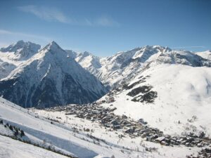 Tragédia nos Alpes: Avalanches Matam 2 e Deixam Feridos em Massa!