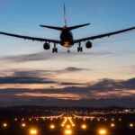 aviao pousando aeroporto companhia aerea