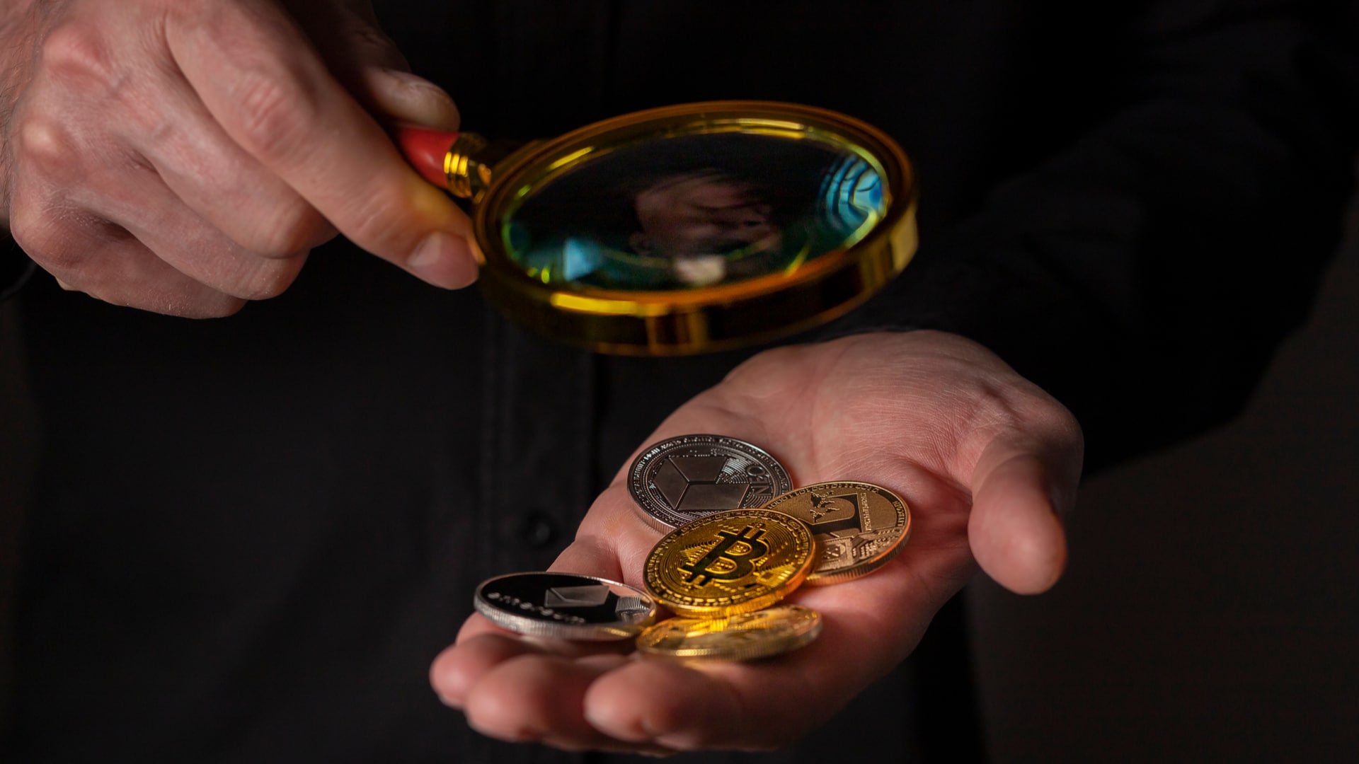 bitcoin criptomoedas lupa