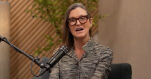 Cathie Wood Prevê: EUA Comprando Bitcoin Poderão Acionar Um Explosivo Novo Ciclo de Alta!