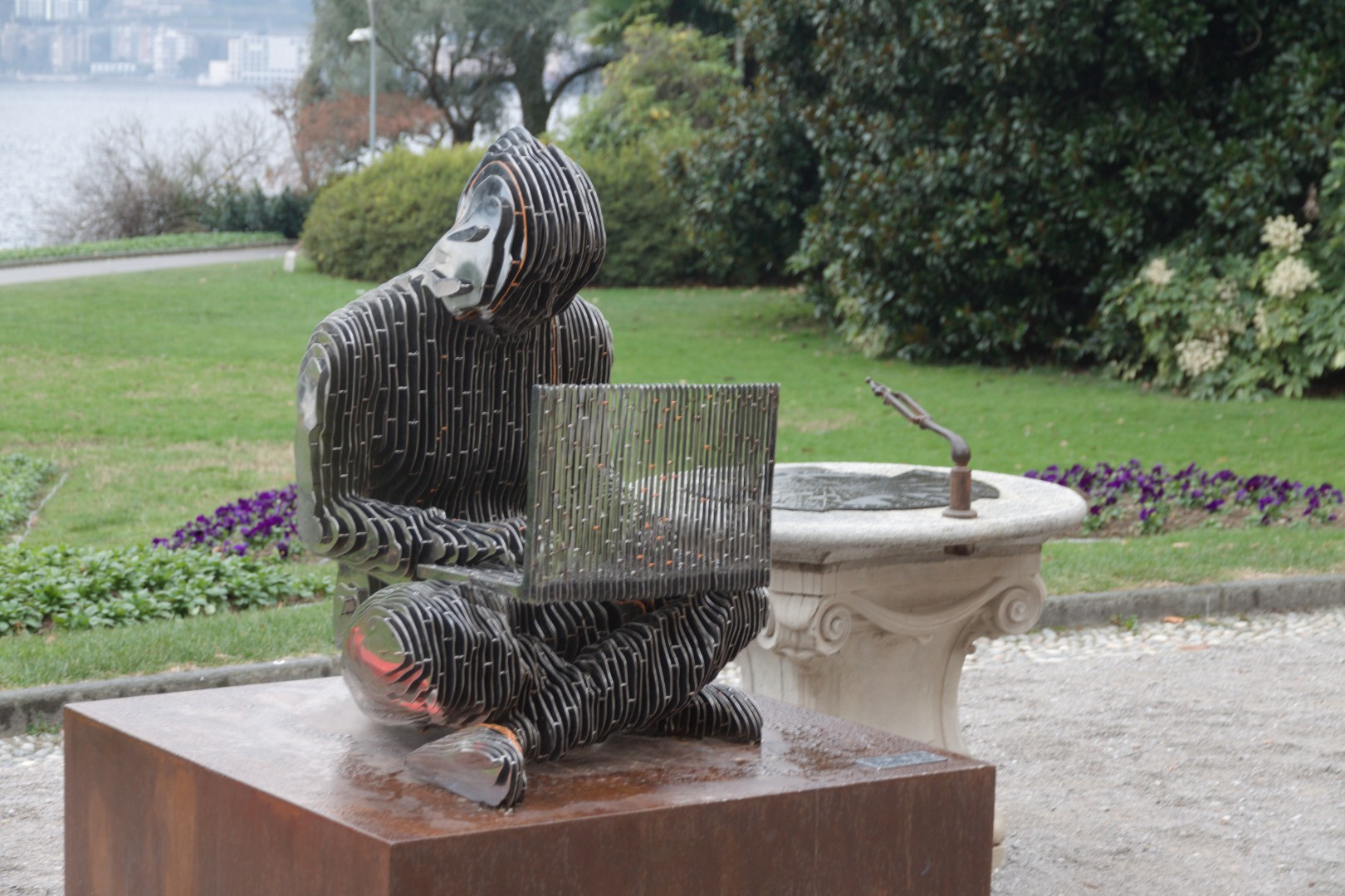 estatua satoshi nakamoto