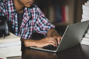 jpeg optimizer conceito de aprendizagem close up aluno usando laptop na biblioteca