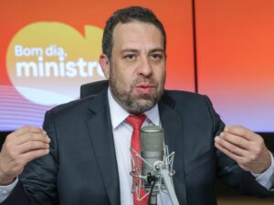 Boulos ataca relatório da regulamentação dos apps: ‘Um passo para trás assustador!’
