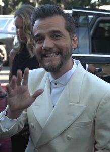 Wagner Moura arrasa no tapete vermelho ao lado da esposa!