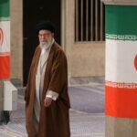 Líder Khamenei do Irã: Morte Confirmada! 1 2026 03 01T015932Z 1 LYNXMPEM200QQ RTROPTP 4 IRAN CRISIS KHAMENEI