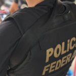 Agente da PF cumprindo mandados contra suspeitos
