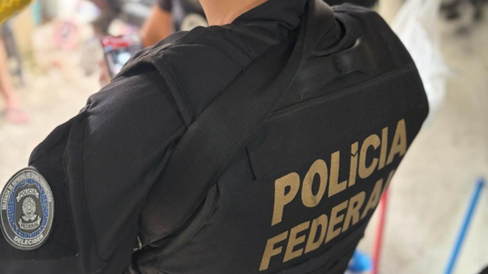 Agente da PF cumprindo mandados contra suspeitos