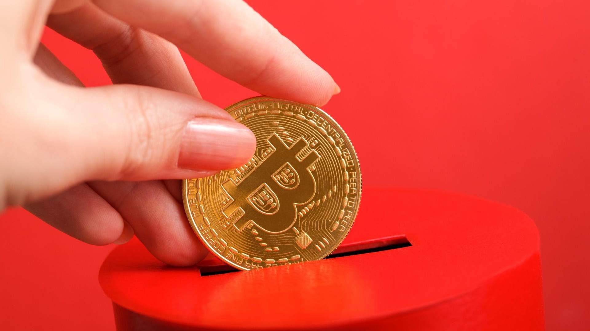 Bitcoin simbolico sendo jogado em local vermelho