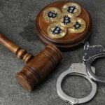 Policial Brasileiro Inova com Cilada Cripto: A Salvação para Advogados e Vítimas de Golpes! 2 Martelo da justica algemas e bitcoins