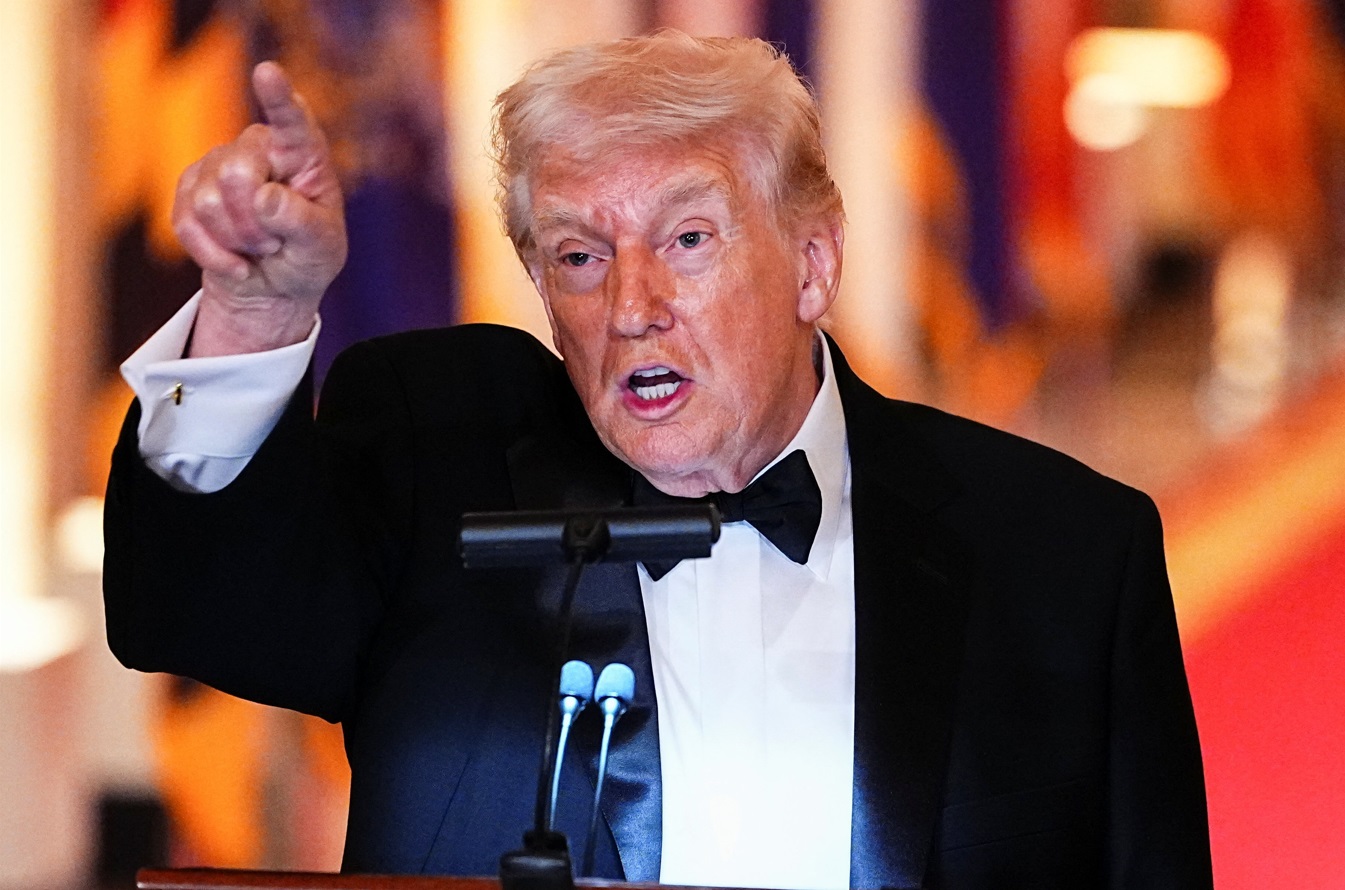 donald trump apontando dedo smoking