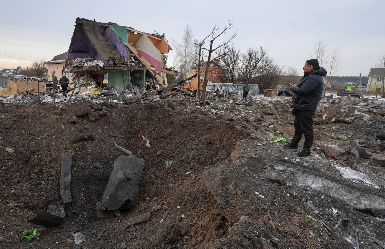 Ataque Surpreendente: Mísseis e Drones Russos Devastam Subúrbios de Kiev e Deixam um Morto! 2 missil russo destroi casa ucrania