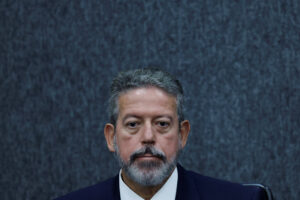 Lira mira Senado como ‘2º voto’ e flerta com Bolsonaro enquanto dança com Lula!