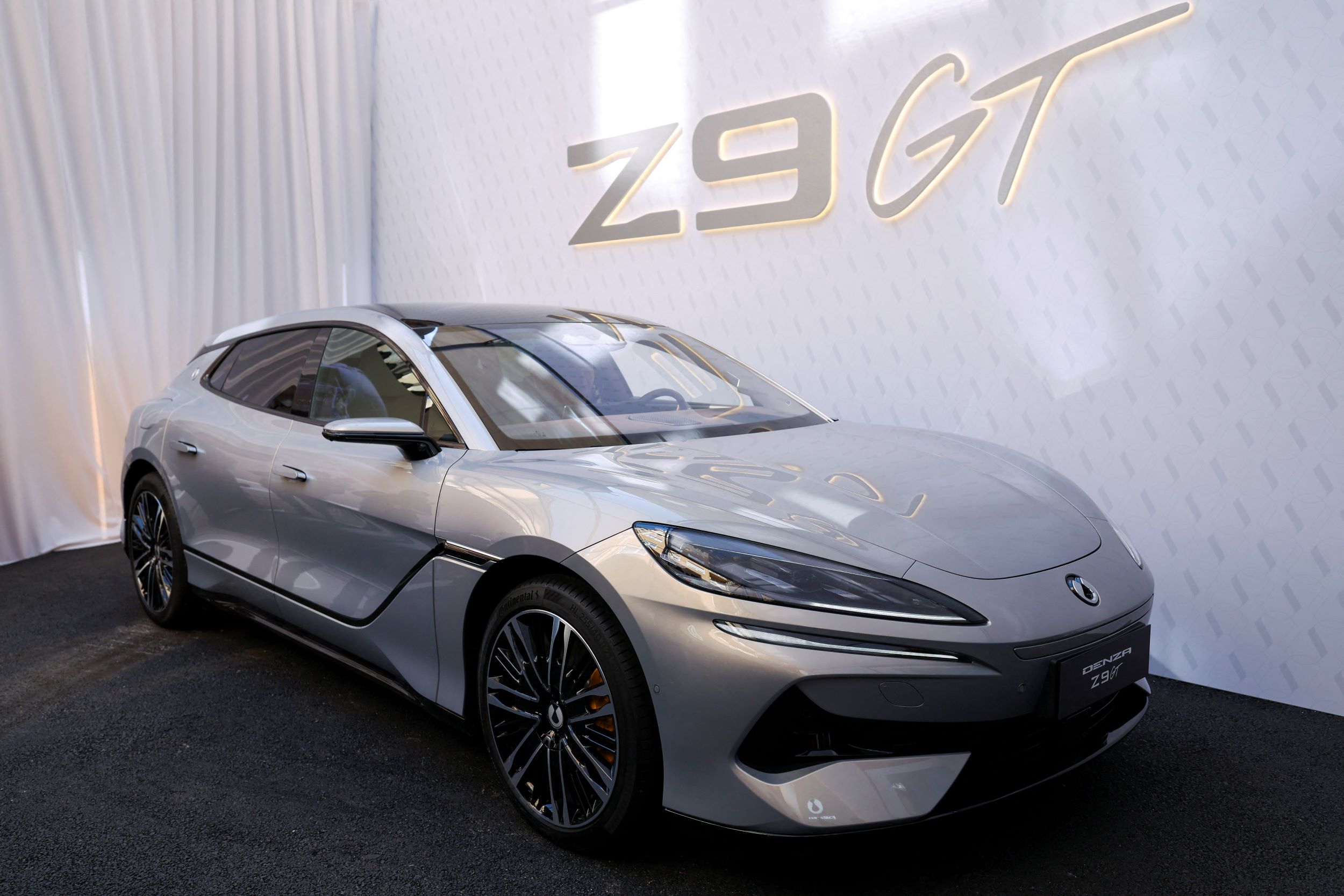 BYD domina o setor premium com a surpreendente Denza! 2 2025 04 07T104447Z 455453360 RC2XSDAIGMGT RTRMADP 3 AUTOS BYD DENZA EUROPE