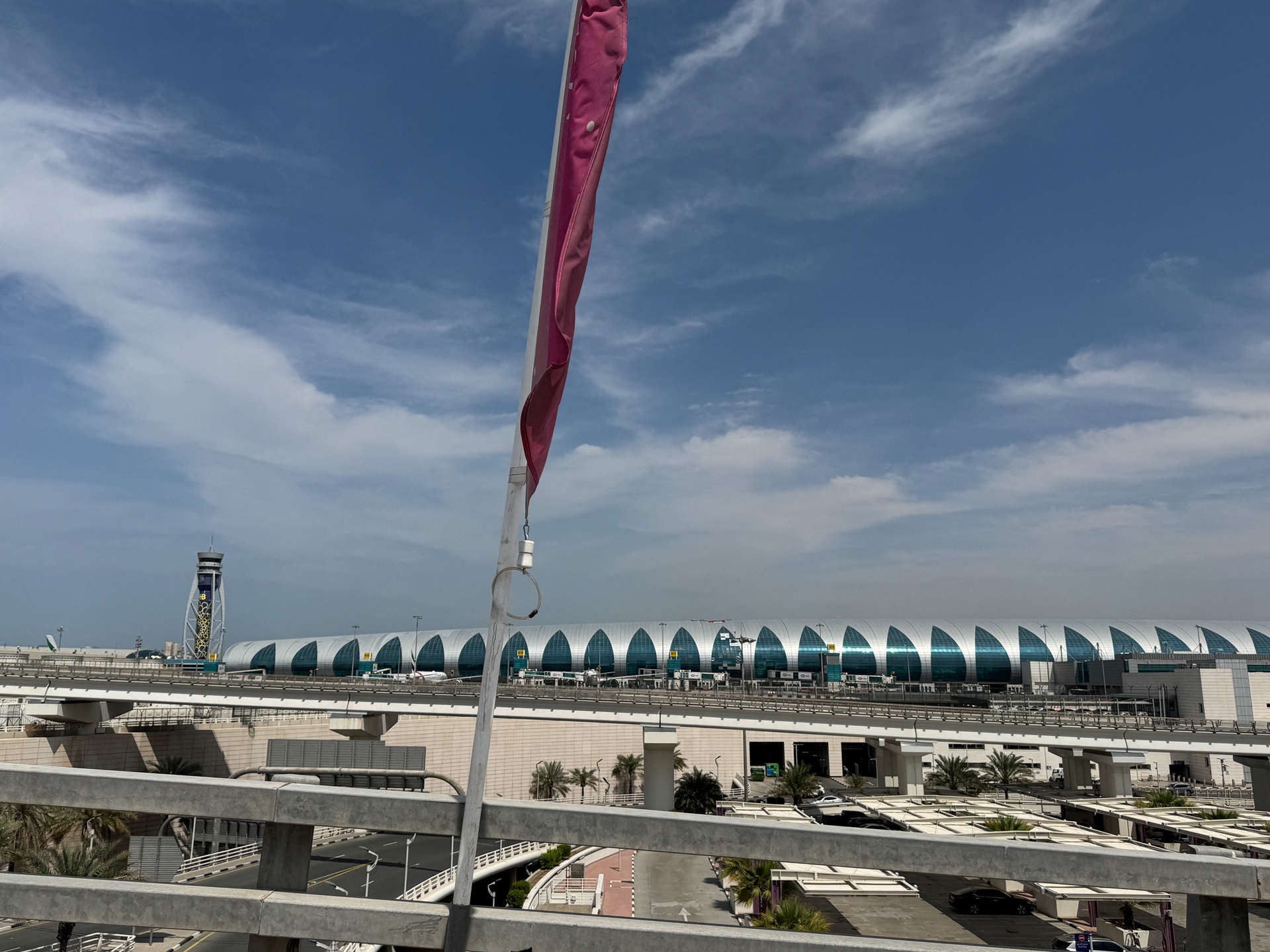 Emirados Árabes Unidos Bloqueiam Seu Espaço Aéreo: O Que Aconteceu? 2 2026 03 11T092610Z 1738422909 RC282KAMCT65 RTRMADP 3 IRAN CRISIS DUBAI AIRPORT