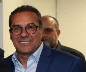 Vanderlei Luxemburgo sai do hospital e provoca: “Curvo, mas invencível!”