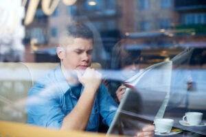 PARE AGORA: O Adiamento de Decisões Está Sabotando Sua Carreira! 5 Passos para a Liberdade!