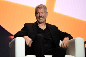 Boris Johnson Ataca Bitcoin como ‘Esquema Ponzi’ e Provoca Reação Explosiva de Michael Saylor!